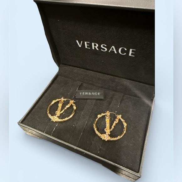 Versace Virtus Collection Gold Hoop Earrings! Medusa V Logo NEW IN BOX! - Picture 8 of 8